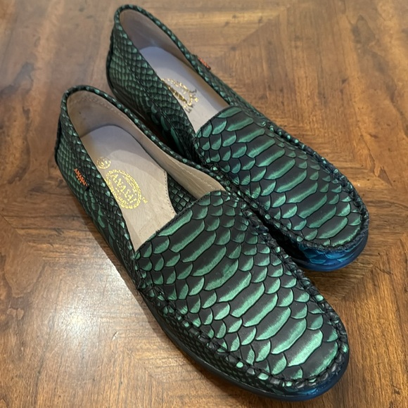 ANASAI Green Snakeskin Like Loafers NWOTs Size 5 Nordstrom - Picture 3 of 5